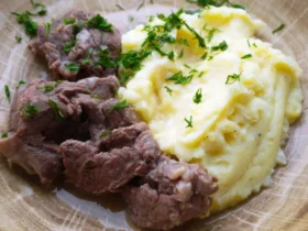 Troskinta jautiena su bulviu kose