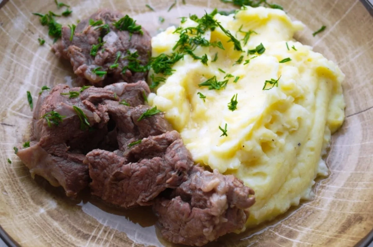Troskinta jautiena su bulviu kose